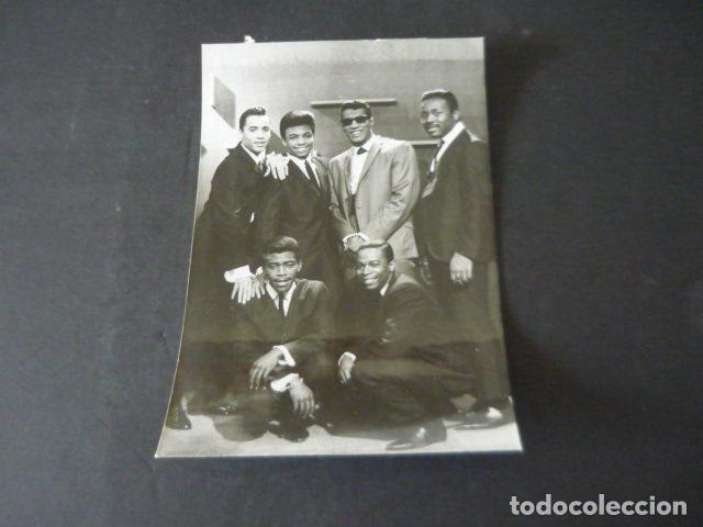 Photos de Chanteurs et Chanteuses: ROCKY ROBERTS Y LOS AIREDALES CONJUNTO MUSICAL ANTIGUA FOTOGRAFIA ORIGINAL 12 X 18 CM