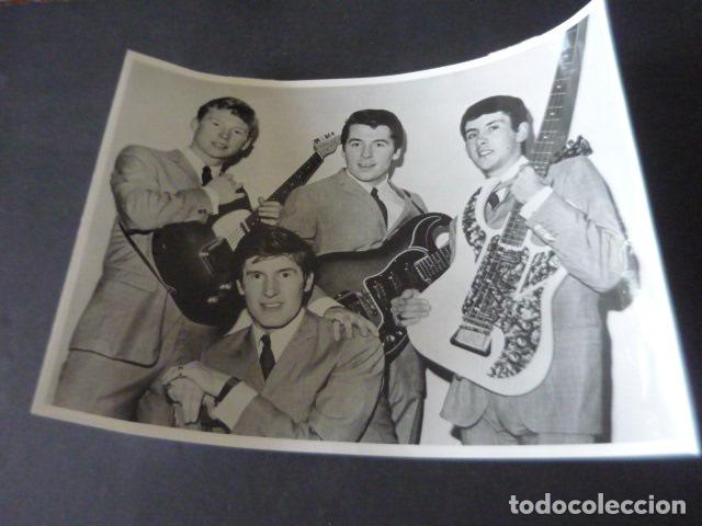 Photos of Singers: THE SEARCHERS CONJUNTO MUSICAL ANTIGUA FOTOGRAFIA ORIGINAL 18 X 24 CM