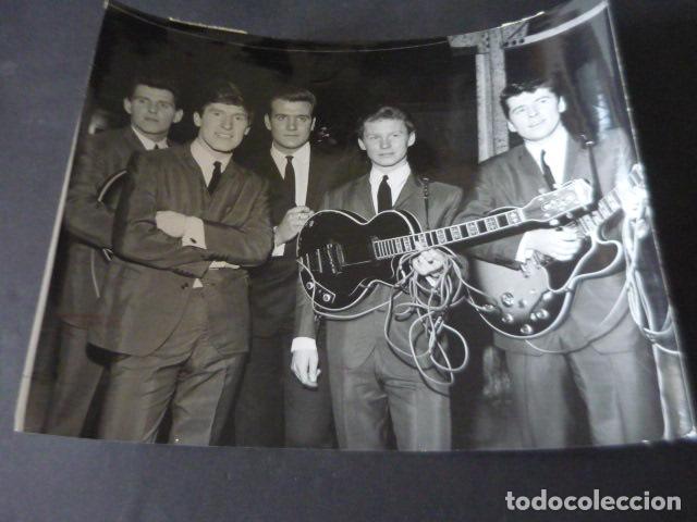Photos of Singers: THE SEARCHERS CONJUNTO MUSICAL ANTIGUA FOTOGRAFIA ORIGINAL 20,5 X 25 CM