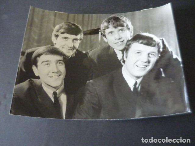 Photos of Singers: THE SWINGING BLUE JEANS CONJUNTO MUSICAL ANTIGUA FOTOGRAFIA ORIGINAL 18 X 24 CM