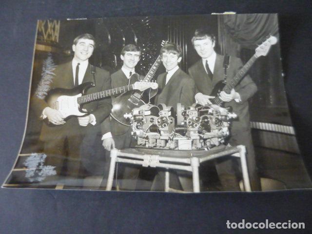 Photos of Singers: THE SWINGING BLUE JEANS CONJUNTO MUSICAL ANTIGUA FOTOGRAFIA ORIGINAL 15 X 20.5 CM
