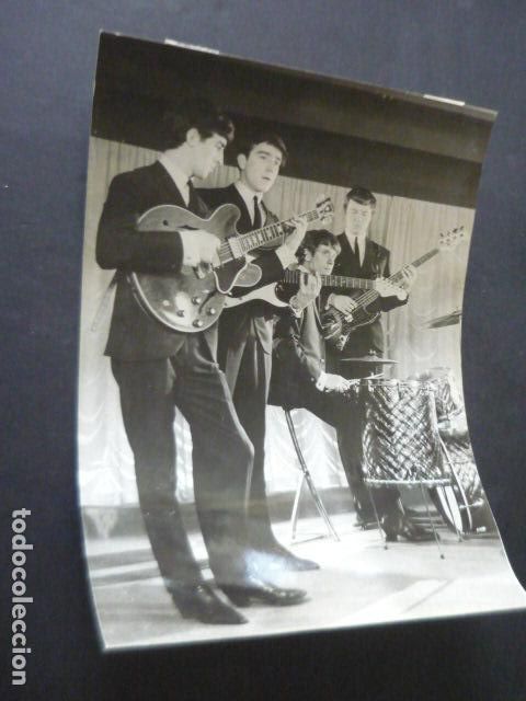 Photos of Singers: THE SWINGING BLUE JEANS CONJUNTO MUSICAL ANTIGUA FOTOGRAFIA ORIGINAL 18 X 24 CM