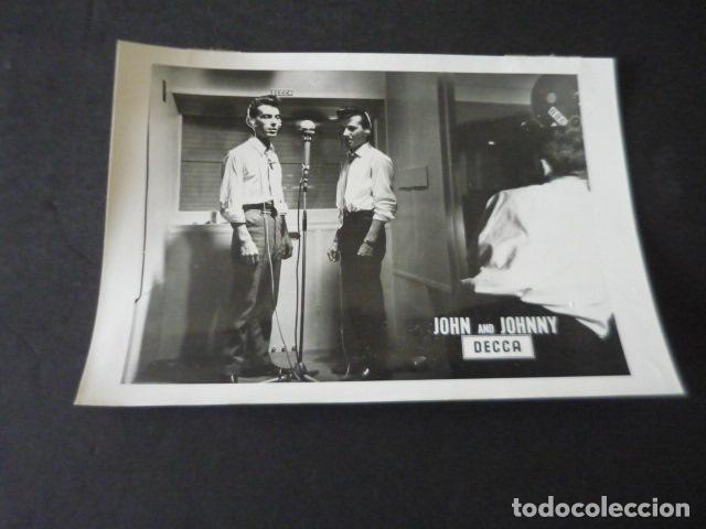 Fotos de Cantantes: JOHN AND JOHNNY CONJUNTO MUSICAL ANTIGUA FOTOGRAFIA ORIGINAL 18 X 12 CM