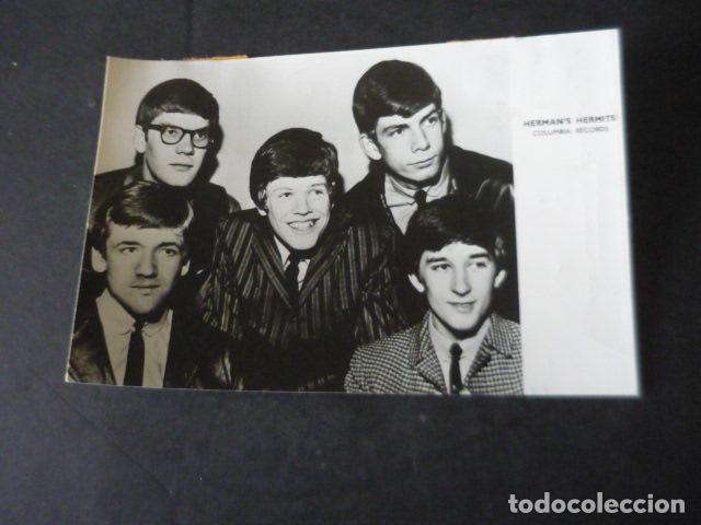Fotos von Musikern: HERMAN&acute;S HERMITS CANTANTE ANTIGUA FOTOGRAFIA ORIGINAL 9 X 13,5 CM