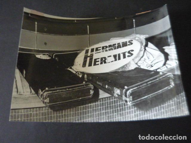 Photos of Singers: HERMANS HERMITS CONJUNTO MUSICAL ANTIGUA FOTOGRAFIA ORIGINAL 18 X 24 CM