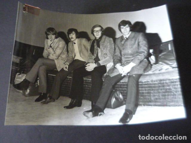 Foto di Cantanti: HERMANS HERMITS CONJUNTO MUSICAL ANTIGUA FOTOGRAFIA ORIGINAL 18 X 24 CM