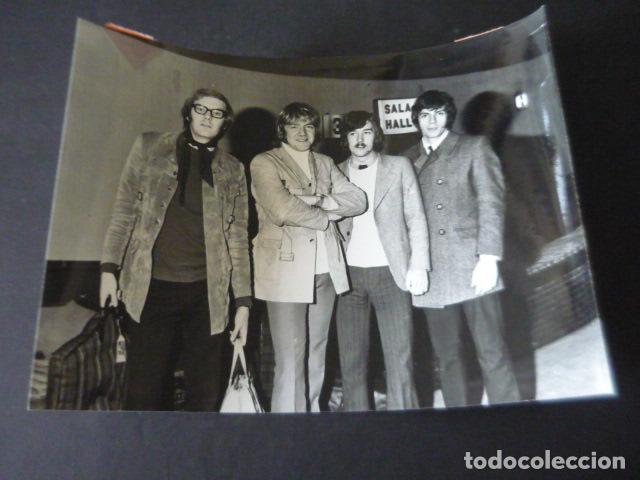 Photos of Singers: HERMANS HERMITS CONJUNTO MUSICAL ANTIGUA FOTOGRAFIA ORIGINAL 18 X 24 CM