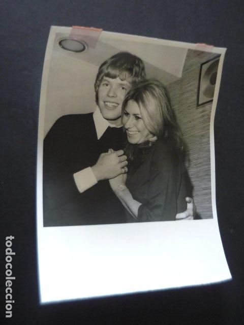 Photos of Singers: HERMANS HERMITS CONJUNTO MUSICAL ANTIGUA FOTOGRAFIA ORIGINAL 18 X 24 CM