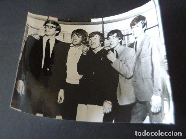 Photos of Singers: HERMANS HERMITS CONJUNTO MUSICAL ANTIGUA FOTOGRAFIA ORIGINAL 18 X 24 CM