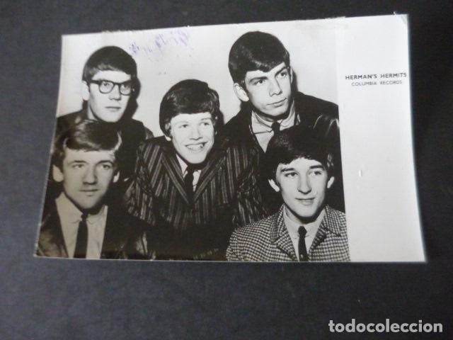 Photos of Singers: HERMANS HERMITS CONJUNTO MUSICAL ANTIGUA FOTOGRAFIA ORIGINAL 13.5 X 9 CM