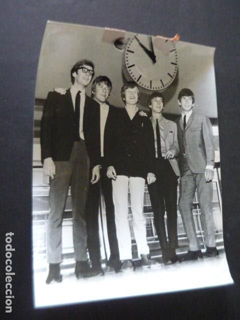 Photos of Singers: HERMANS HERMITS CONJUNTO MUSICAL ANTIGUA FOTOGRAFIA ORIGINAL 18 X 24 CM