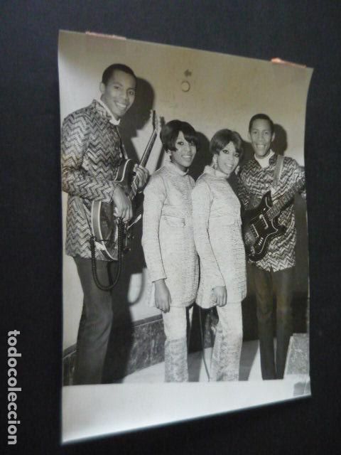 Photos of Singers: LOS CUATRO MONEDAS CONJUNTO MUSICAL ANTIGUA FOTOGRAFIA ORIGINAL 18 X 24 CM