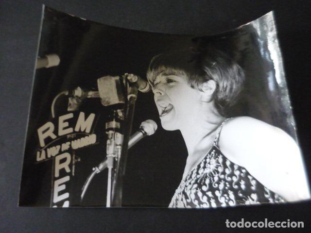 Photos de Chanteurs et Chanteuses: SABRINA CANTANTE EN BENIDORM ANTIGUA FOTOGRAFIA ORIGINAL 18 X 24 CM