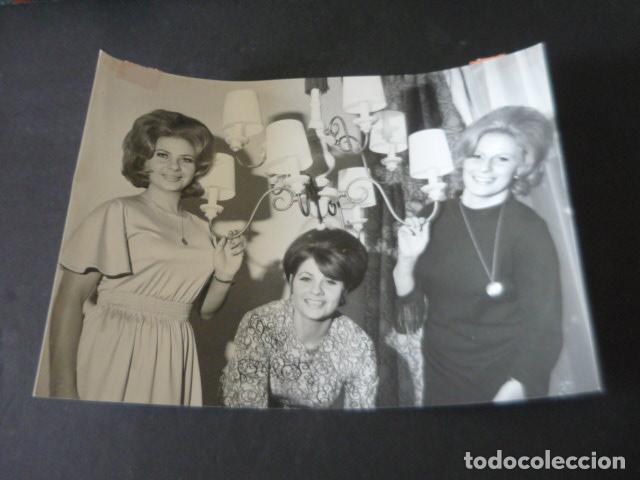 Fotos de Cantantes: THE SATIN BELLS CONJUNTO MUSICAL ANTIGUA FOTOGRAFIA ORIGINAL 18 X 24 CM