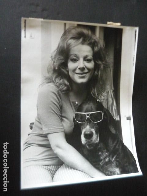 Photos de Chanteurs et Chanteuses: LUCIANA WOLF CANTANTE CON SU PERRO PROTON ANTIGUA FOTOGRAFIA ORIGINAL 24 X 18 CM