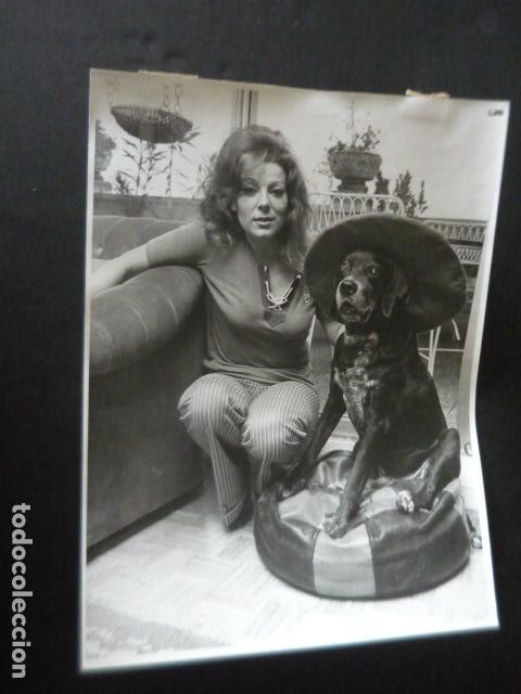 Fotos von Musikern: LUCIANA WOLF CANTANTE CON SU PERRO PROTON ANTIGUA FOTOGRAFIA ORIGINAL 24 X 18 CM