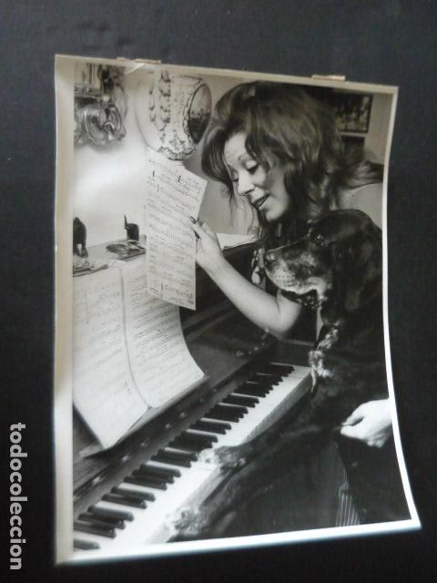 Photos of Singers: LUCIANA WOLF CANTANTE CON SU PERRO PROTON ANTIGUA FOTOGRAFIA ORIGINAL 24 X 18 CM