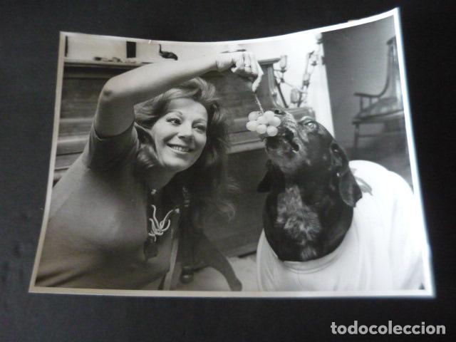 Foto di Cantanti: LUCIANA WOLF CANTANTE CON SU PERRO PROTON ANTIGUA FOTOGRAFIA ORIGINAL 24 X 18 CM