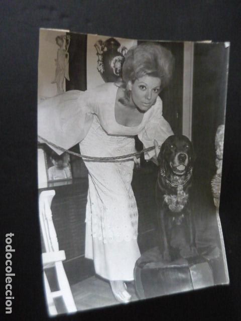 Photos of Singers: LUCIANA WOLF CANTANTE CON SU PERRO PROTON ANTIGUA FOTOGRAFIA ORIGINAL 24 X 18 CM