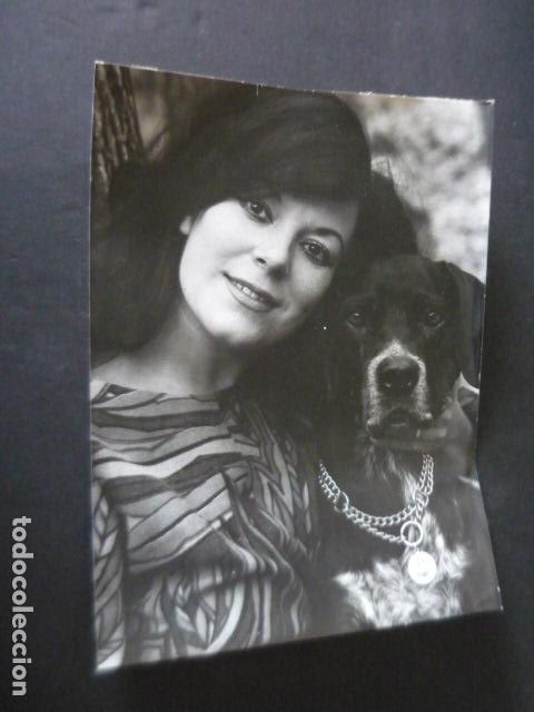 Photos of Singers: LUCIANA WOLF CANTANTE CON SU PERRO PROTON ANTIGUA FOTOGRAFIA ORIGINAL 24 X 18 CM