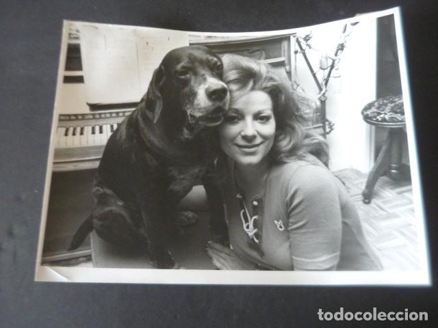 Photos of Singers: LUCIANA WOLF CANTANTE CON SU PERRO PROTON ANTIGUA FOTOGRAFIA ORIGINAL 24 X 18 CM