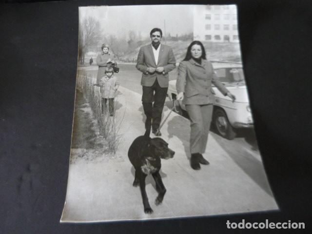 Photos of Singers: LUCIANA WOLF CANTANTE CON SU PERRO PROTON ANTIGUA FOTOGRAFIA ORIGINAL 24 X 18 CM
