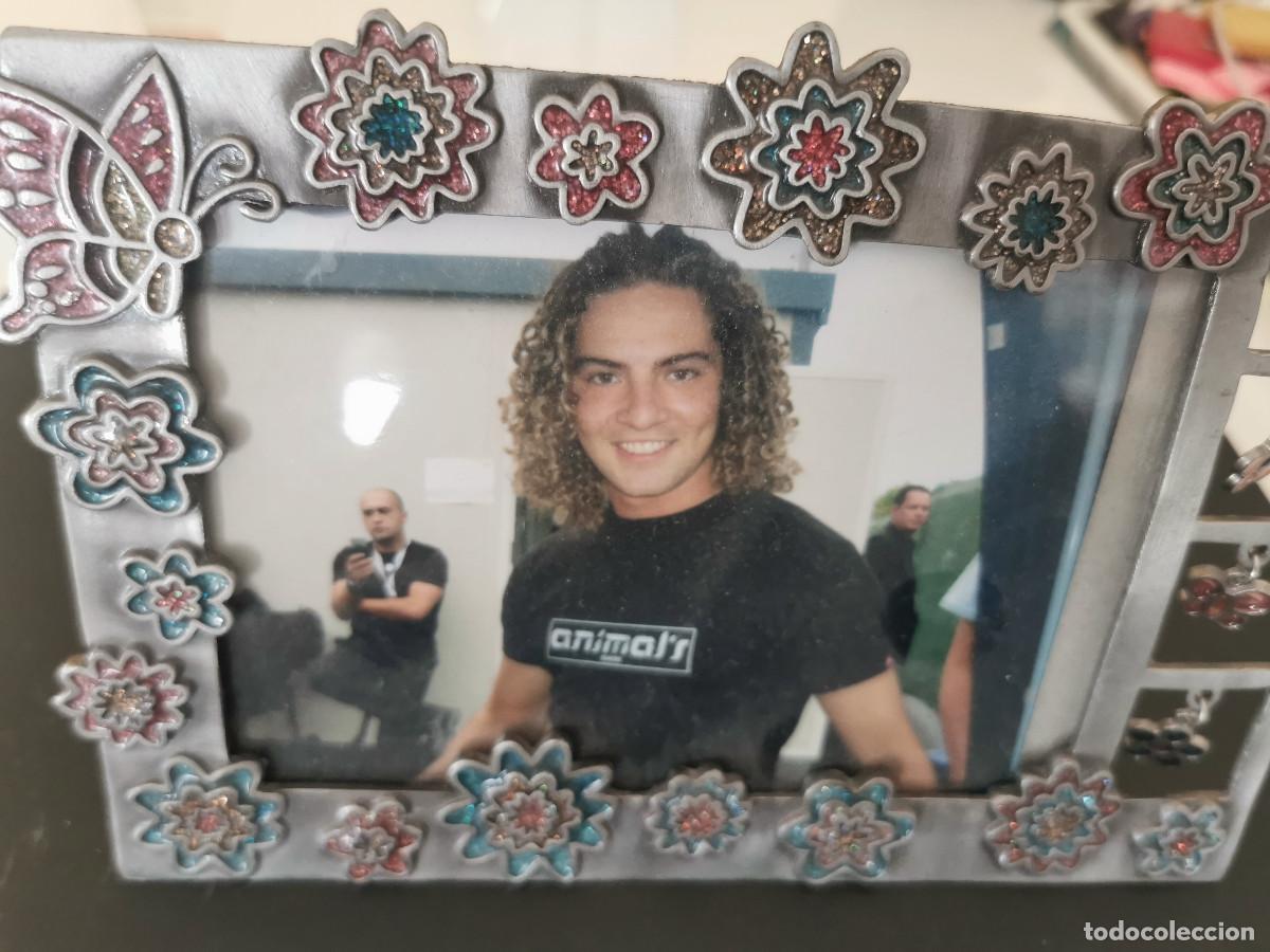 Fotos de Cantores: Fotograf&iacute;a original de David Bisbal. Marco met&aacute;lico. Tama&ntilde;o foto 10x13
