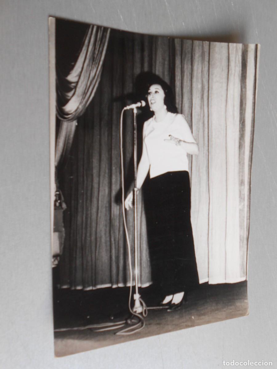 Fotos de Cantantes: FOTO de - ELIA FLETA actuando en el M.I.D.E.M. - de 12,5 x 18 cms.