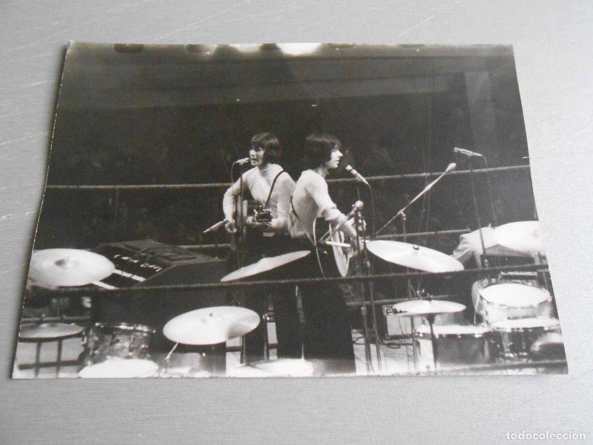 Fotos de Cantantes: FOTO de - GENESIS - de 18 x 12,5 cms.