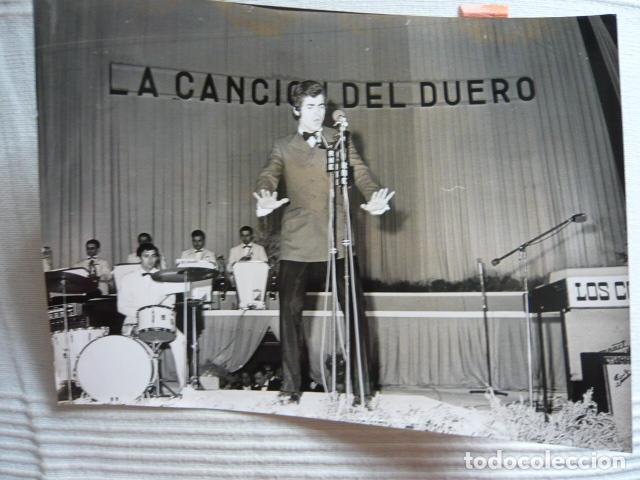 Photos of Singers: JACK CARMELO CANTANTE FESTIVAL DEL DUERO ARANDA DE DUERO ANTIGUA FOTOGRAFIA ORIGINAL 24 X 18 CM