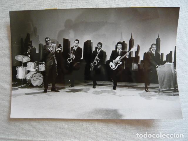 Fotos de Cantores: ROCKY ROBERTS Y LOS AIREDALES CONJUNTO MUSICAL ANTIGUA FOTOGRAFIA ORIGINAL 18 X 12 CM