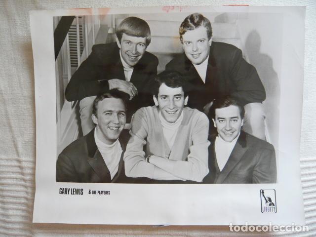 Fotos de Cantantes: GARY LEWIS AND THE PLAYBOYS CONJUNTO MUSICAL ANTIGUA FOTOGRAFIA ORIGINAL 20 X 25 CM