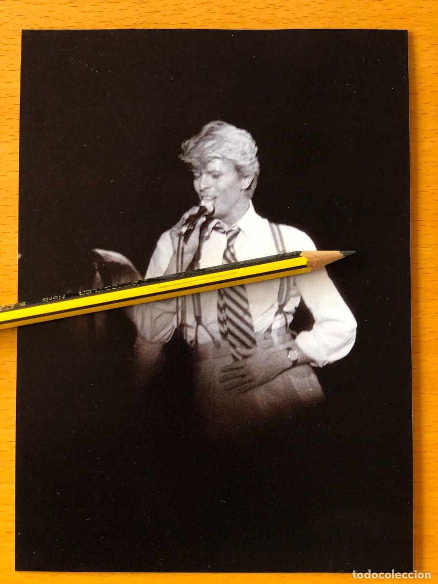 Fotos de Cantantes: David Bowie. Foto 17x13. by Flowers, con sello. Frejus 1983.