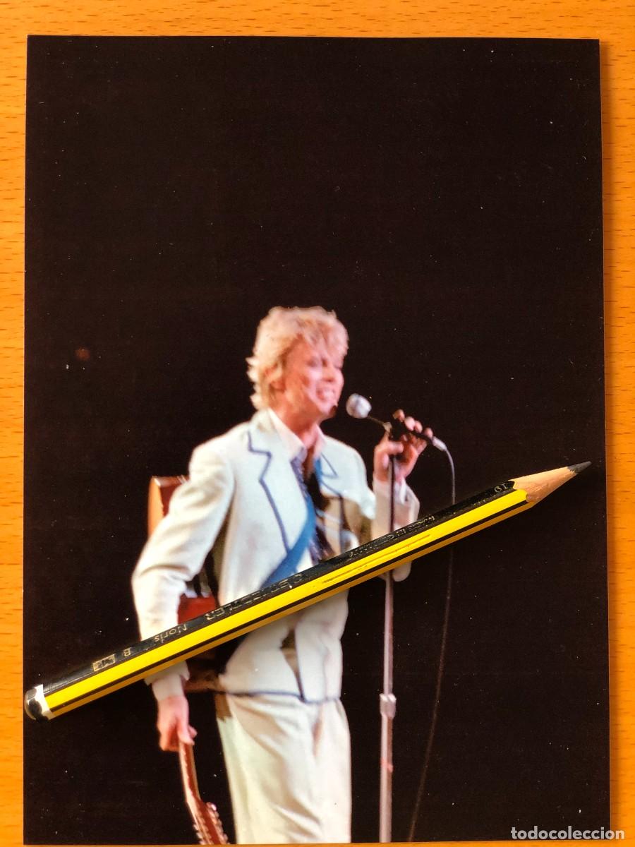 Fotos de Cantantes: David Bowie. Foto 17x13. by Flowers, con sello. Frejus 1983.