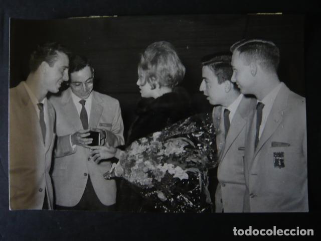 Fotos de Cantores: LOS TELEKO CON MARA LASSO CONJUNTO MUSICAL ANTIGUA FOTOGRAFIA ORIGINAL 12 X 17 CM