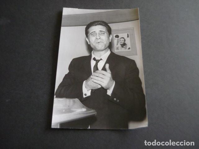 Fotos von Musikern: GILBERT BECAUD CANTANTE EN BARCELONA ANTIGUA FOTOGRAFIA ORIGINAL 12 X 18 CM