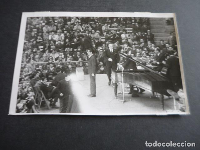 Photos of Singers: GILBERT BECAUD CANTANTE ANTIGUA FOTOGRAFIA ORIGINAL 12 X 17 CM