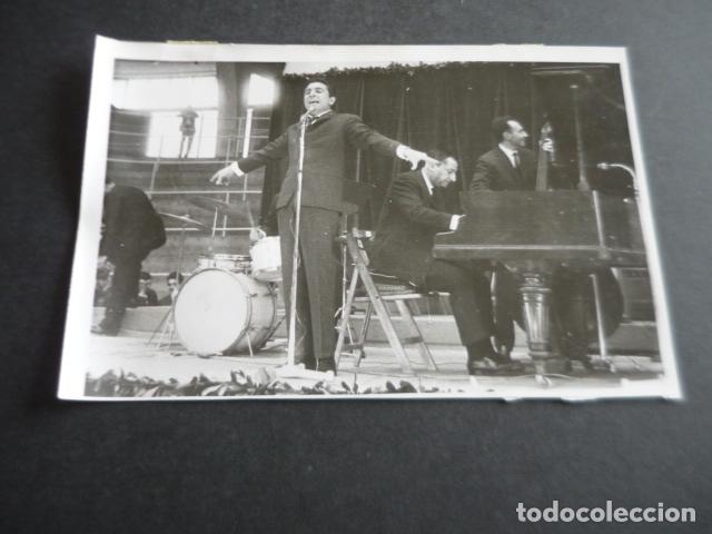 Fotos de Cantantes: GILBERT BECAUD CANTANTE ANTIGUA FOTOGRAFIA ORIGINAL 12 X 17 CM