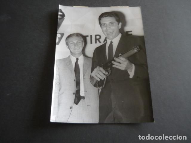 Photos of Singers: GILBERT BECAUD CANTANTE CON STEVE MACQUEEN ANTIGUA FOTOGRAFIA ORIGINAL 13 X 18 CM
