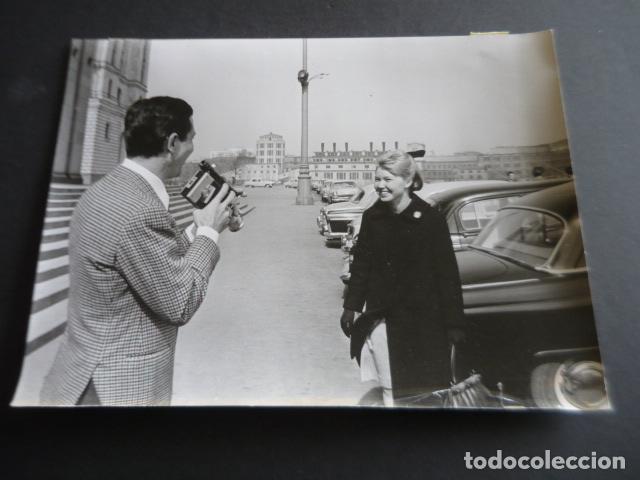 Photos of Singers: GILBERT BECAUD CANTANTE CON NATHALIE EN MOSCU ANTIGUA FOTOGRAFIA ORIGINAL 24 X 18 CM