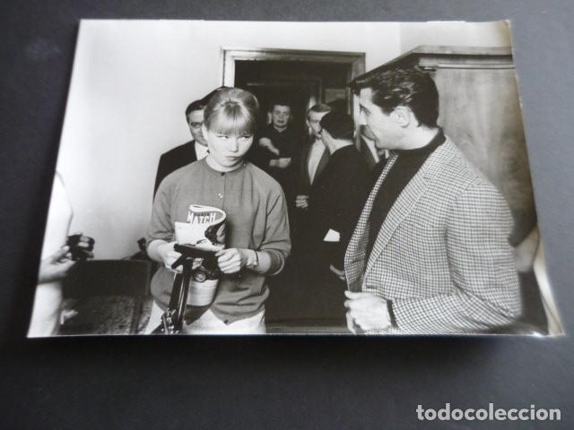 Photos of Singers: GILBERT BECAUD CANTANTE CON NATHALIE EN MOSCU ANTIGUA FOTOGRAFIA ORIGINAL 24 X 18 CM
