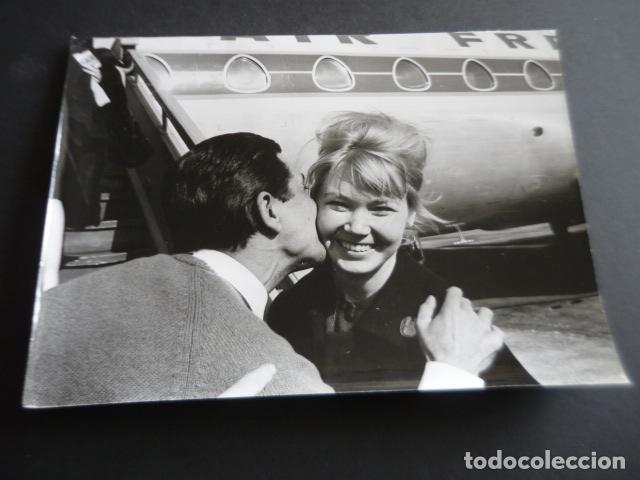 Fotos von Musikern: GILBERT BECAUD CANTANTE CON NATHALIE EN MOSCU ANTIGUA FOTOGRAFIA ORIGINAL 24 X 18 CM