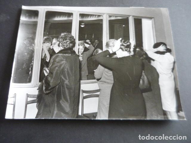 Fotos de Cantores: GILBERT BECAUD CANTANTE CON NATHALIE EN MOSCU ANTIGUA FOTOGRAFIA ORIGINAL 24 X 18 CM