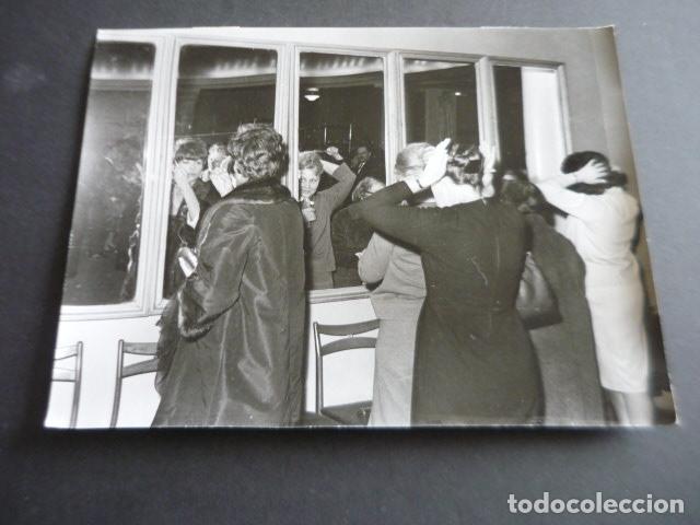 Photos of Singers: GILBERT BECAUD CANTANTE EN MOSCU ANTIGUA FOTOGRAFIA ORIGINAL 24 X 18 CM