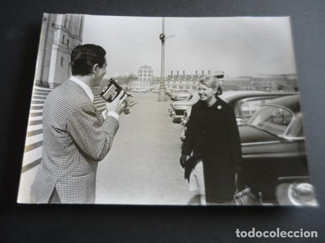 Photos of Singers: GILBERT BECAUD CANTANTE CON NATHALIE EN MOSCU ANTIGUA FOTOGRAFIA ORIGINAL 24 X 18 CM
