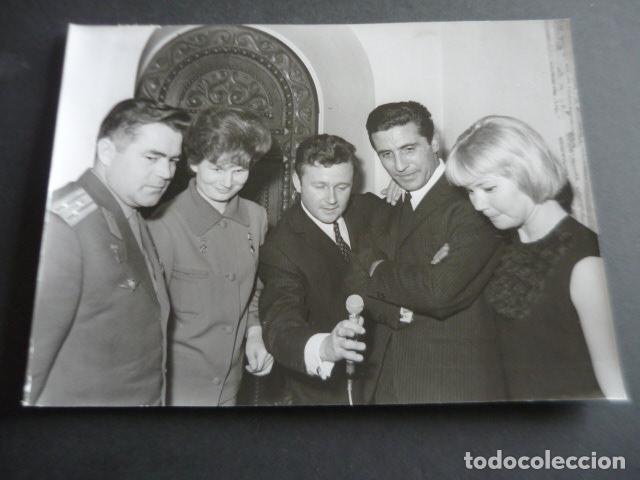 Photos of Singers: GILBERT BECAUD CANTANTE EN MOSCU ANTIGUA FOTOGRAFIA ORIGINAL 24 X 18 CM