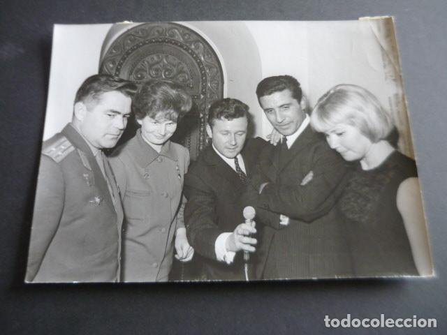 Photos of Singers: GILBERT BECAUD CANTANTE EN MOSCU ANTIGUA FOTOGRAFIA ORIGINAL 24 X 18 CM