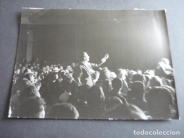 Fotos von Musikern: GILBERT BECAUD CANTANTE EN MOSCU ANTIGUA FOTOGRAFIA ORIGINAL 24 X 18 CM