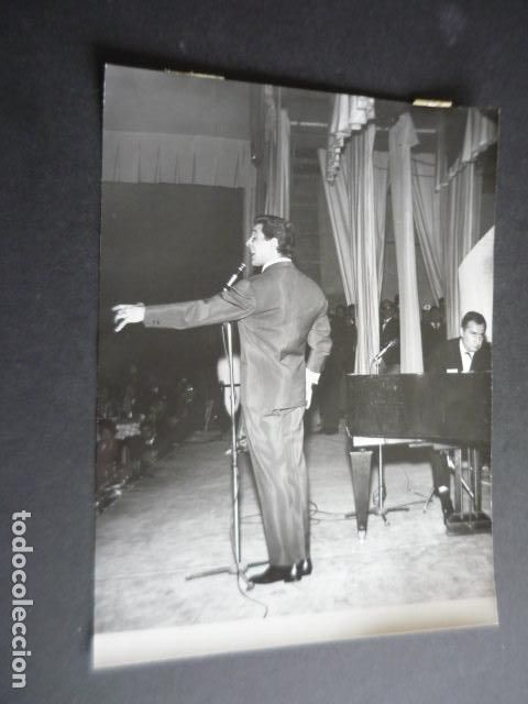 Photos of Singers: GILBERT BECAUD CANTANTE EN PALMA DE MALLORCA ANTIGUA FOTOGRAFIA ORIGINAL 24 X 18 CM