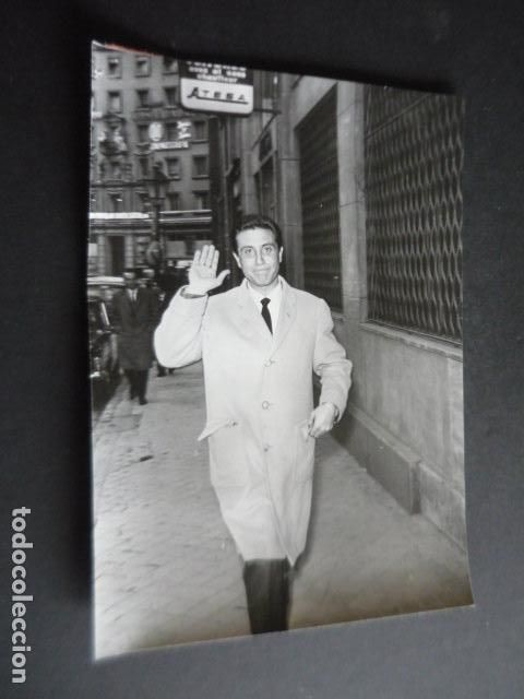 Photos of Singers: GILBERT BECAUD CANTANTE EN MADRID ANTIGUA FOTOGRAFIA ORIGINAL 24 X 18 CM